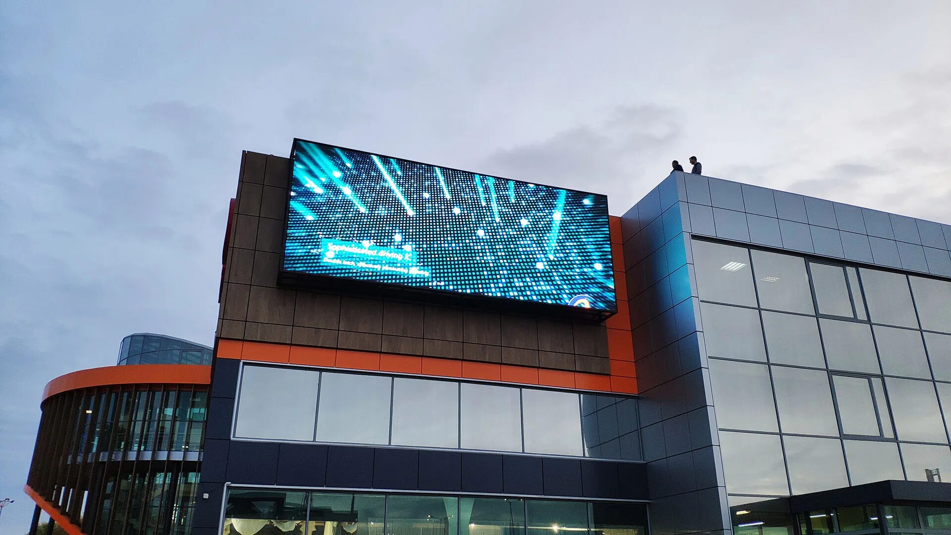 Торговый центр экран. Светодиодный экран на фасаде. Led экран. Led экран на фасаде здания. Led экраны наружные.
