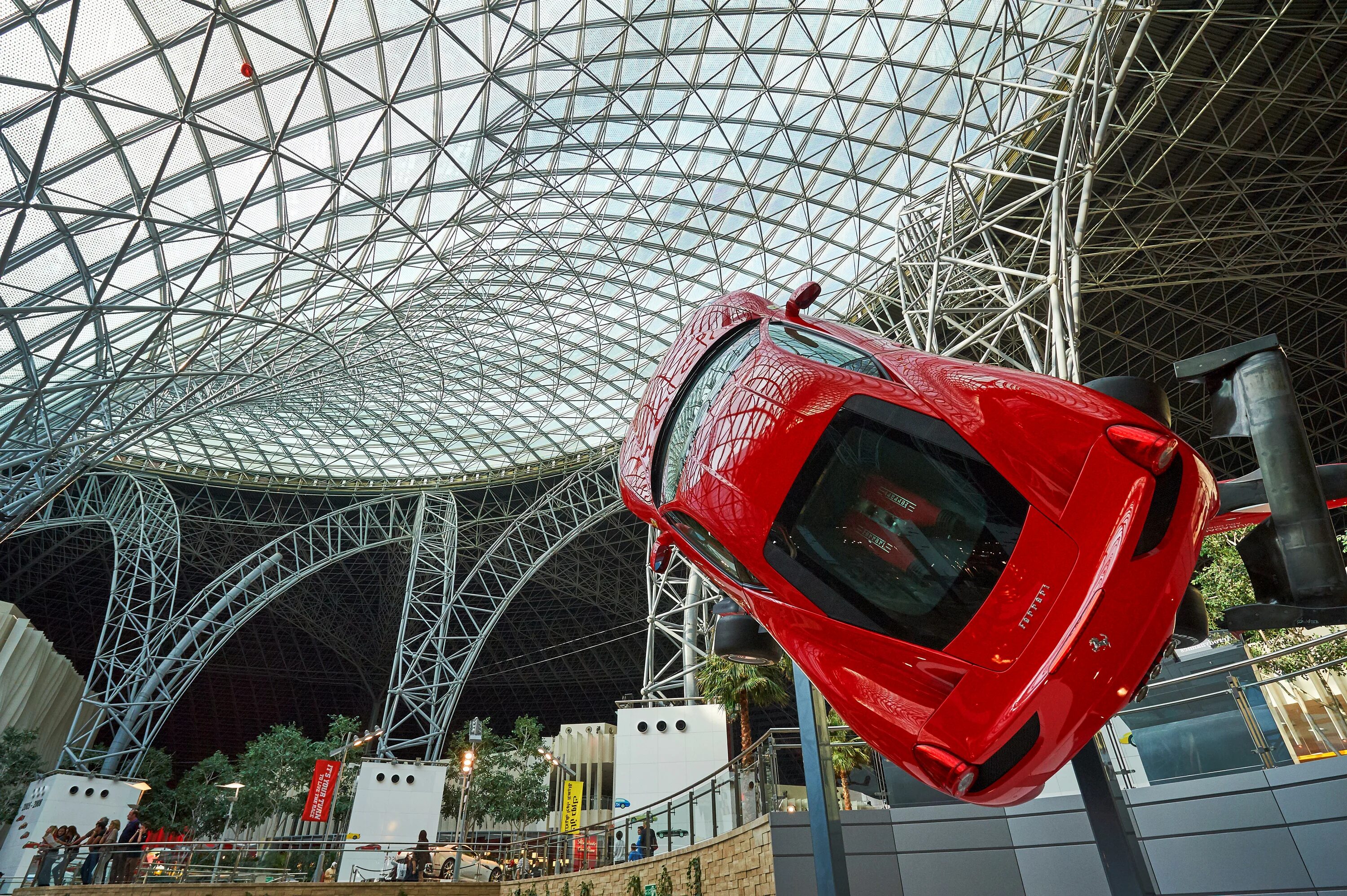 Феррари парк аттракционы. Ferrari World Абу-Даби. Феррари парк Абу Даби. Феррари парк Абу Даби американские горки. Ferrari World Абу-Даби аттракционы.