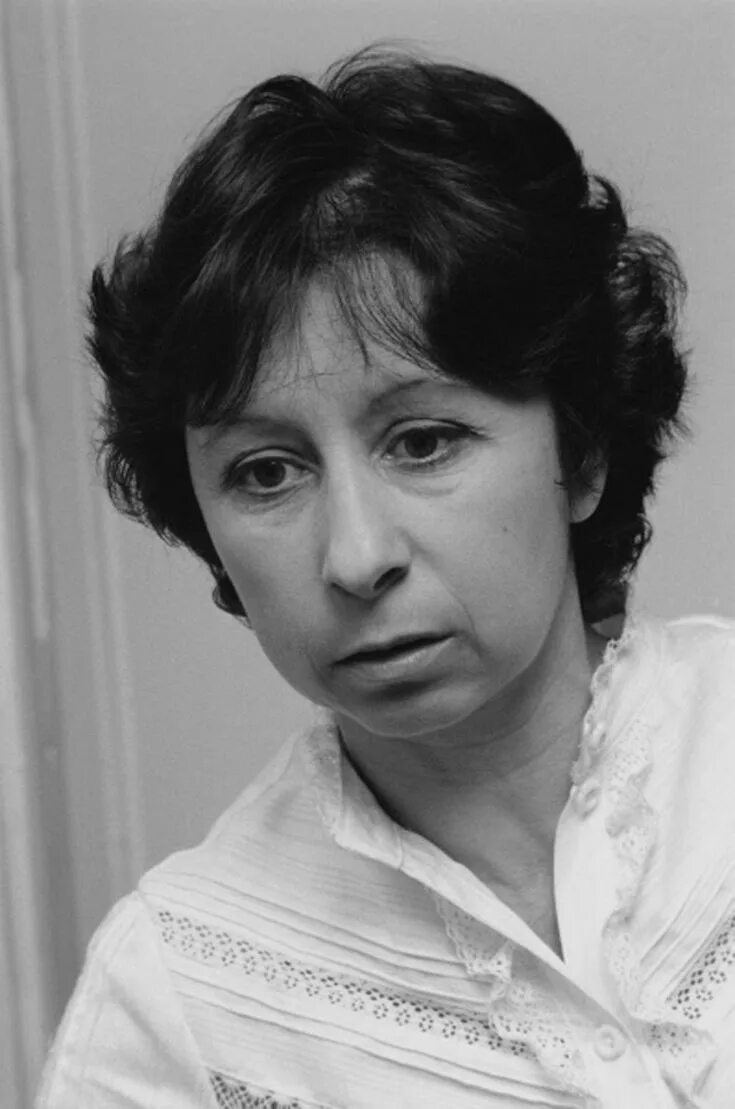 Лия ахеджакова спектакль 2023. Лия ахеджакова роли. Лия ахеджакова служебный роман. Фото ахеджаковой и инны чуриковой. Лия ахеджакова 2022.