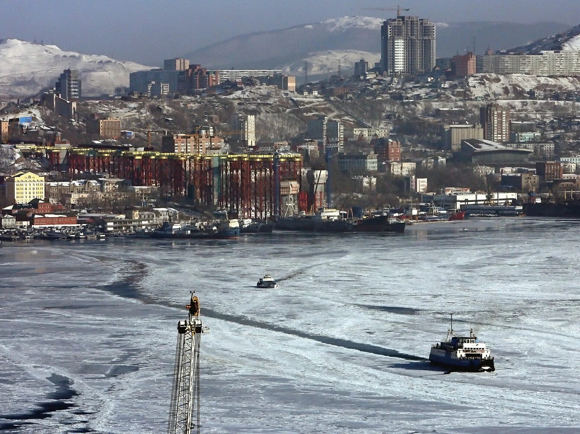 Владивосток вид на китай. Китай и владивосток последние новости. Генеральное консульство кнр в владивостоке. Китайцы во владивостоке. Туристы в китае.