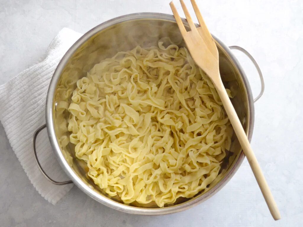Сотейник для пасты. Кастрюля для спагетти. Вермишель в кастрюле. Для варки спагетти.