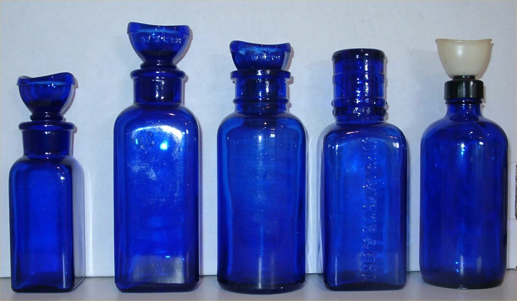 Маленький пузырик. Синяя бутылка стекло. Бутылочка синяя. Синяя стеклянная бутылка. Медицинский пузырек.