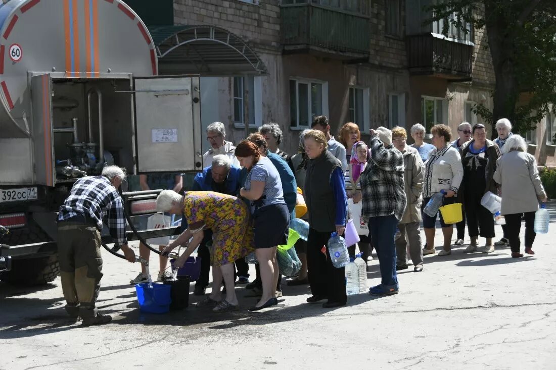 Нет воды в туле сегодня. Очередь за водой. Раздача воды. Раздают очереди. Водяная раздача.