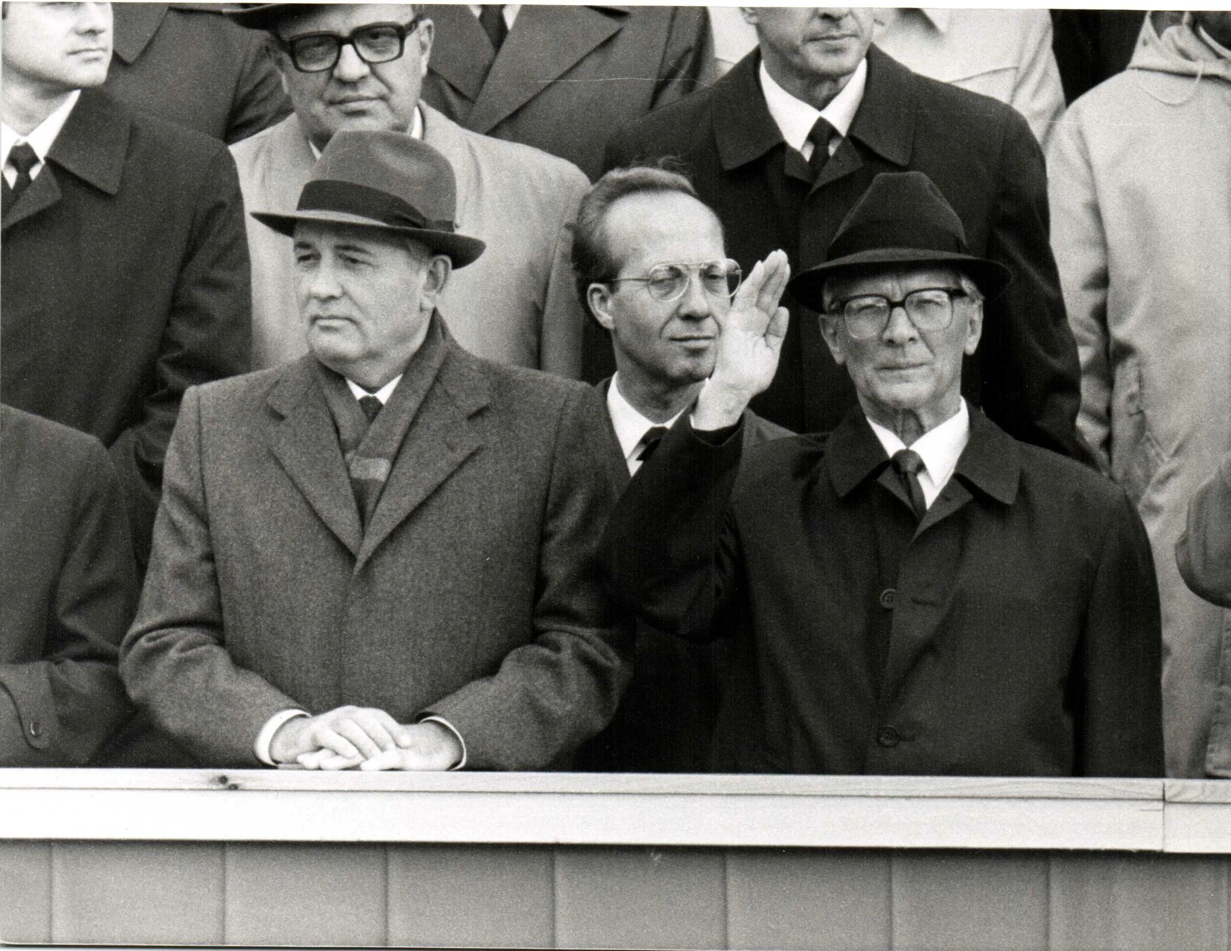 кто играет горбачева в гдр. генсек гдр хонеккер. горбачева в берлин 6 октября 1989 г. эрих хонеккер и брежнев поцелуй. кто играет горбачева в гдр.