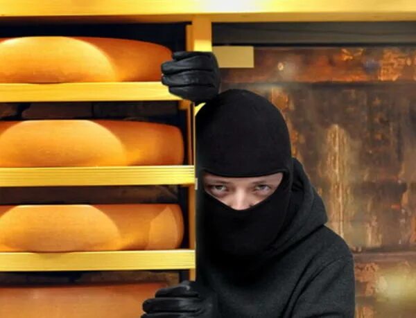 Сыр в упаковке. Воруют сыр. Сыр на складе. Украл сыр. Сыр в магазине.