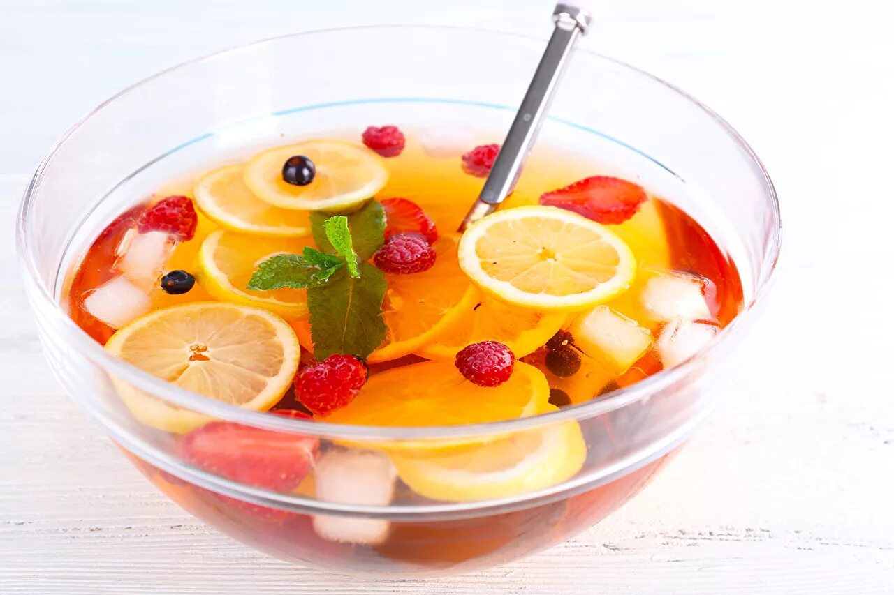 Ягодно фруктовый напиток. Фруктово ягодные напитки. Пунш. Лимонад с фруктами. Фруктовые и ягодные соки.