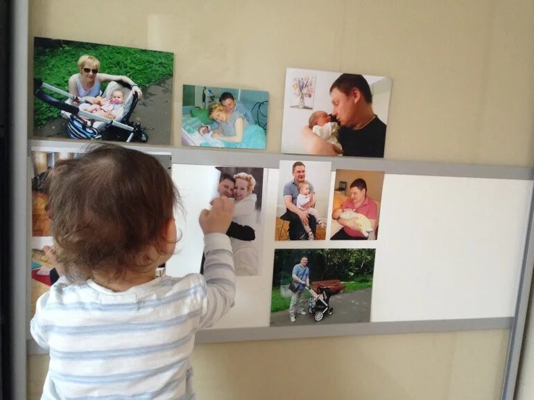 Рассматривает фотоальбом. Фотоальбом семьи. Семья рассматривает фотоальбом. Ребенок смотрит фотоальбом.