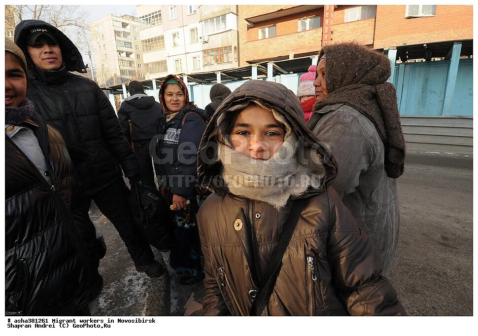 эмигранты новосибирске. толпа мигрантов на красной площади. узбекские гастарбайтеры в россии. мигранты в россии. мигранты из средней азии в москве.