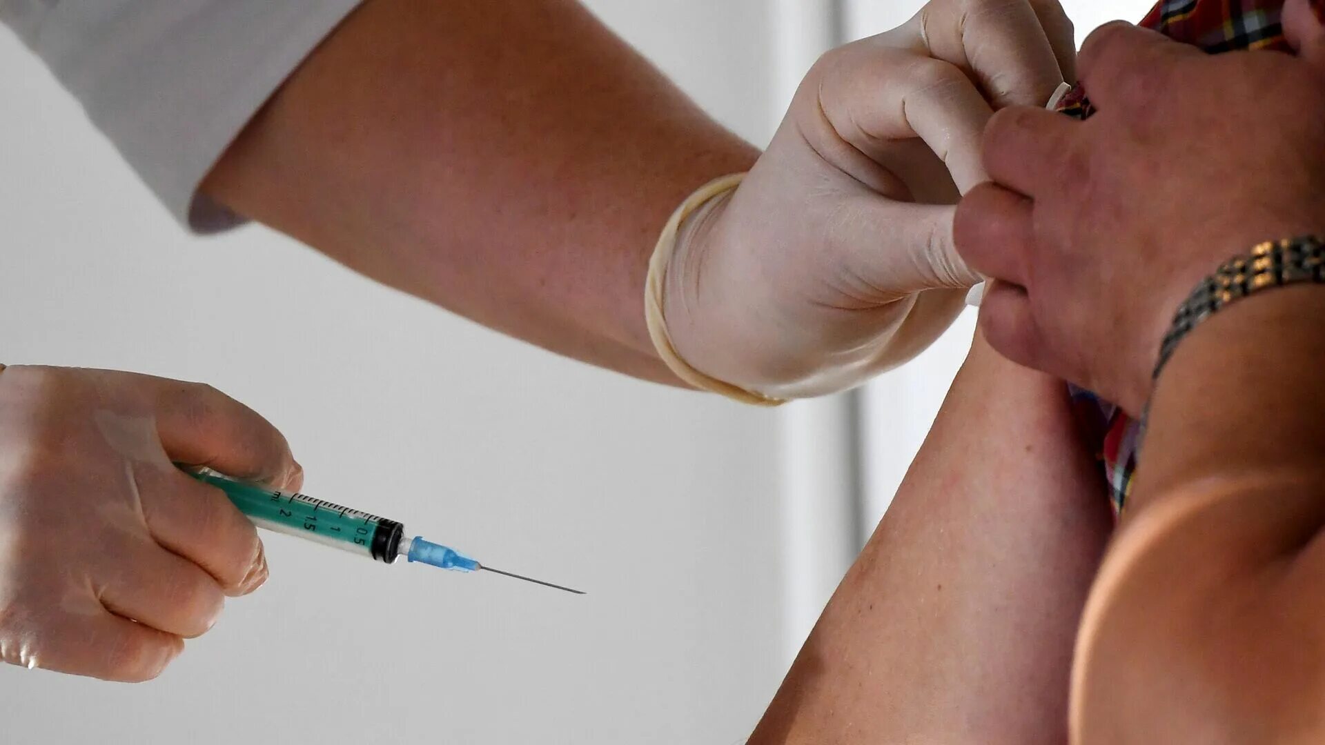 Вакцинопрофилактика. Вакцинация военнослужащих США. Скворцова анонсировала новую вакцину от Covid. Американские военные ставят вакцину в магазине.