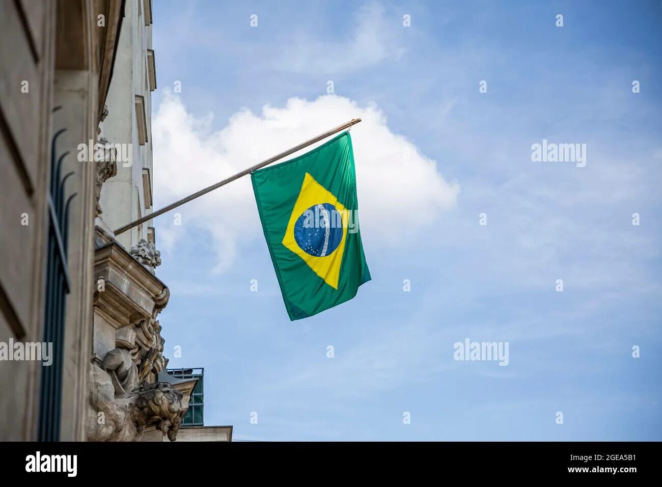 The flag is on display перевод
