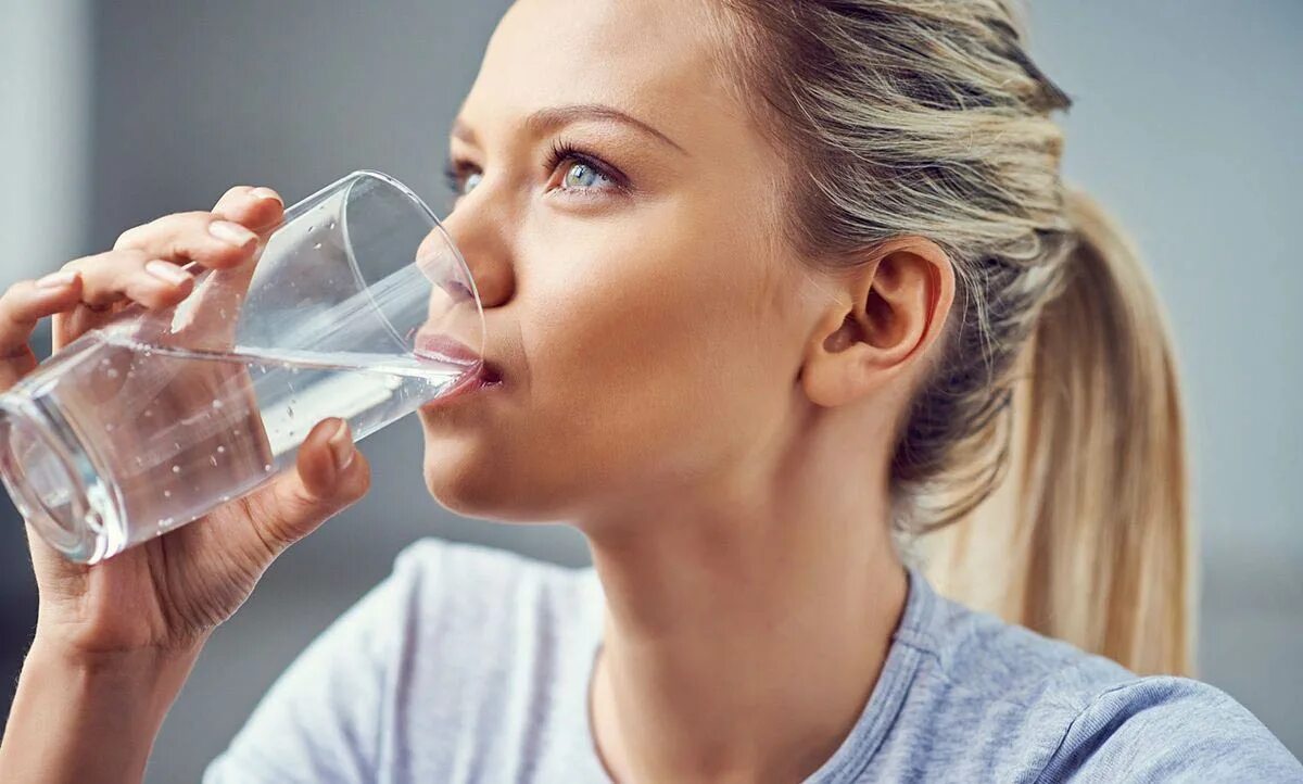 Трачу много воды. Девушка пьет воду. Человек пьет воду. Женщина пьет воду из стакана. Девушка пьет из стакана.