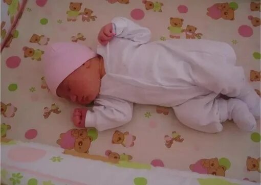 Всего 2 месяц 2 4. Новорожденная девочка 1 месяц. новорождённые девочки в кроватке. 1 месяц ребенку девочке. маленькие дети девочки 1 месяц.