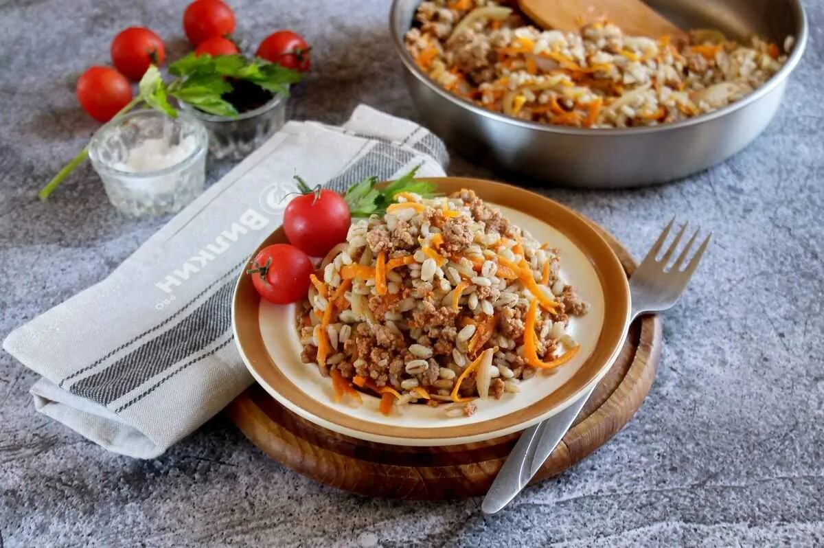 Как приготовить перловку с мясом вкусно. Перловая каша рецепт. перловая крупа с мясом. перловка с мясом. перловая каша с мясом.