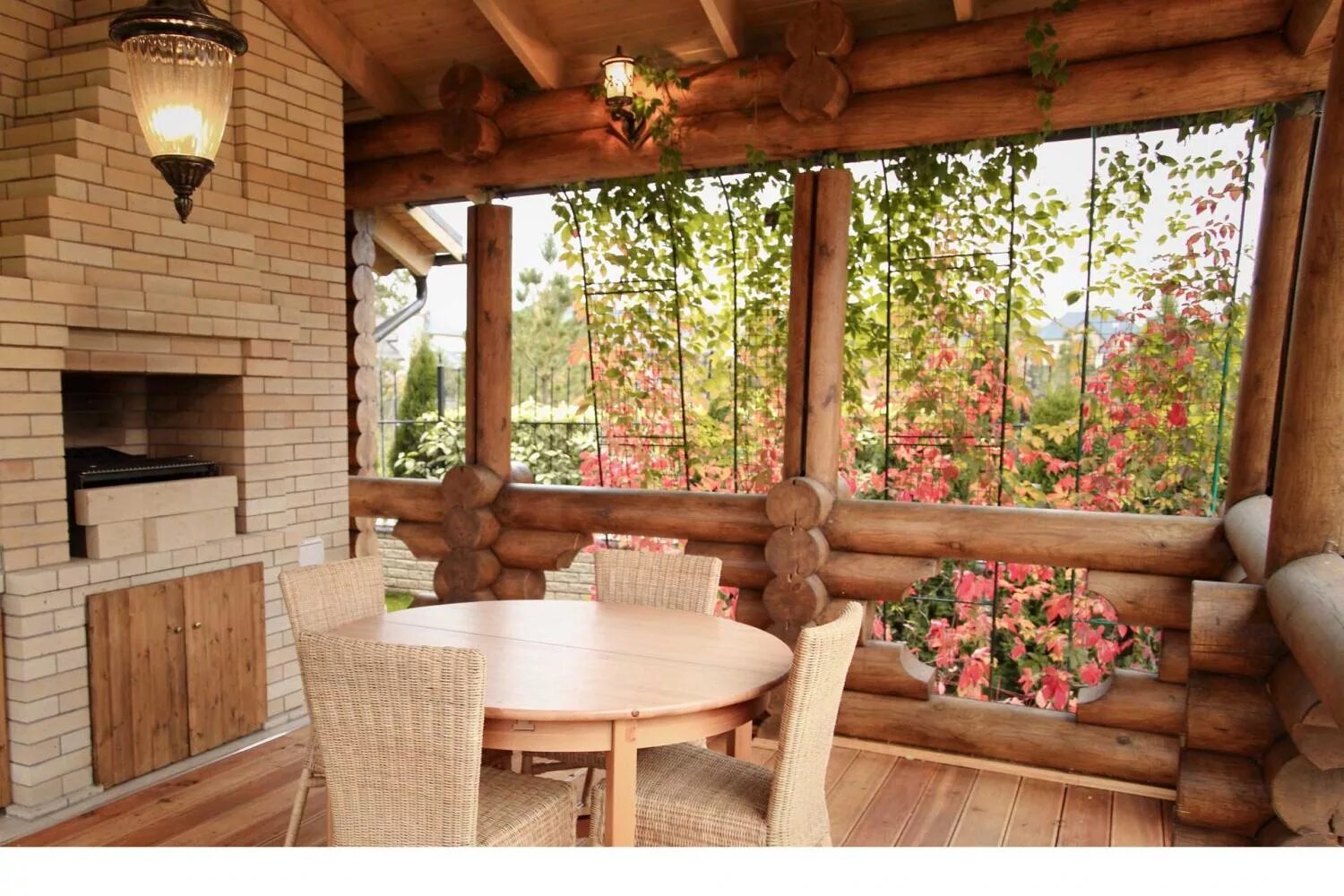 Дом из бревна с террасой. Веранда к дому из бревна. Веранда из бревна. Терраса из бревна. Бревенчатый дом с верандой.