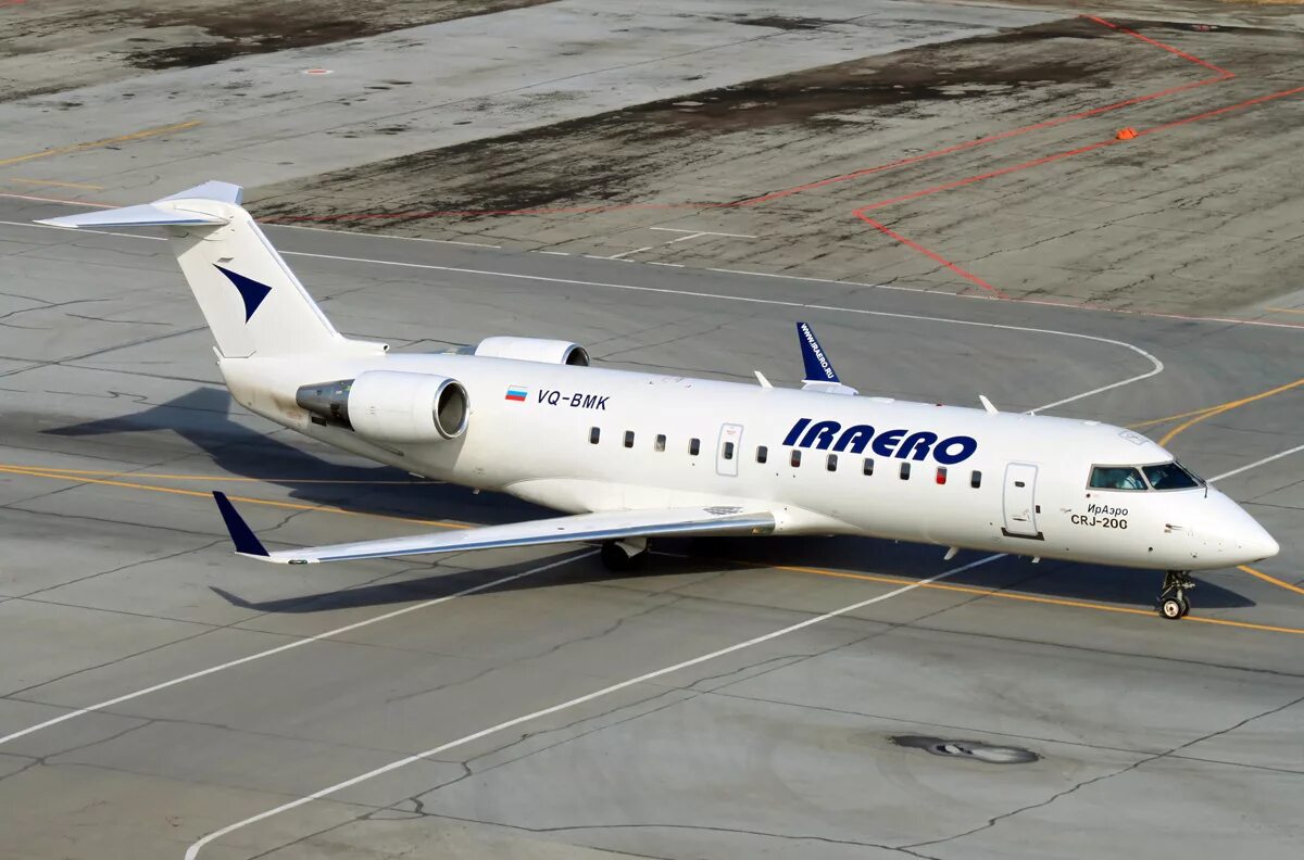 Bombardier crj200. Самолёт Бомбардье CRJ-100/200. Canadair CRJ 200 самолет. ИРАЭРО Bombardier CRJ-200 er. Самолет canadair crj 200