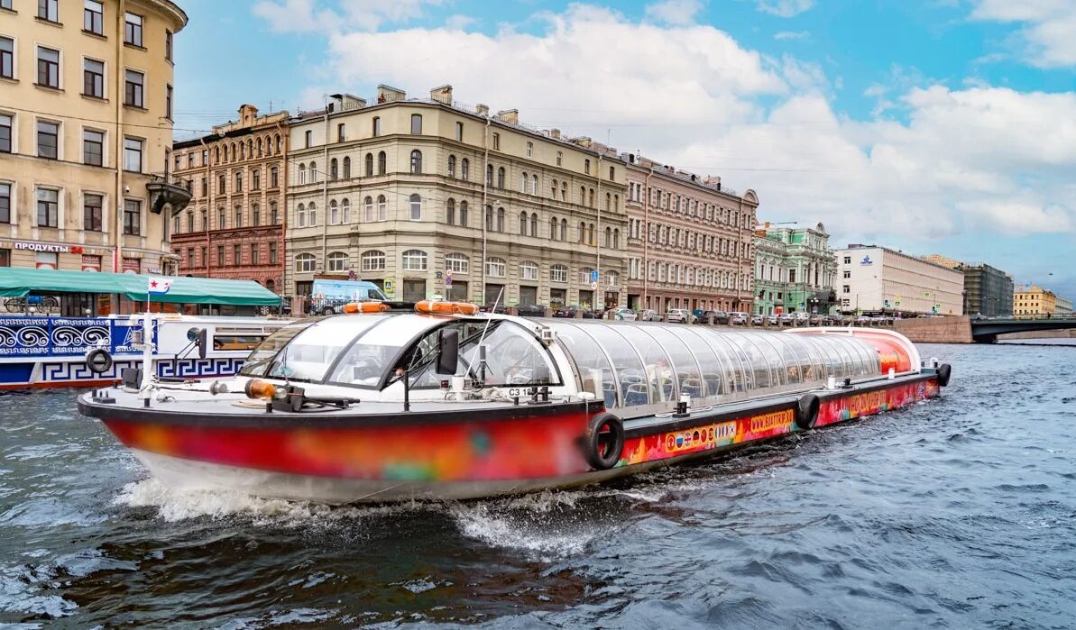 Теплоход петербург экскурсия. City sightseeing moscow теплоход. city sightseeing russia теплоход. теплоход city sightseeing petersburg. теплоход hop on hop off neva.