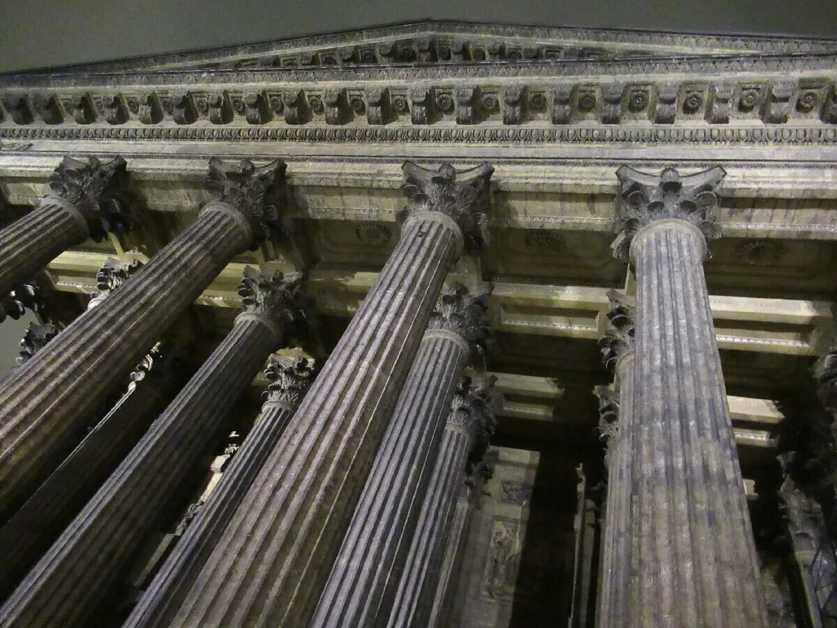 Александровская колонна в санкт-петербурге. Вес александровской колонны на дворцовой площади. Казанский собор колонны. Ростральные колонны васильевский остров. Сколько колонн в санкт петербурге.