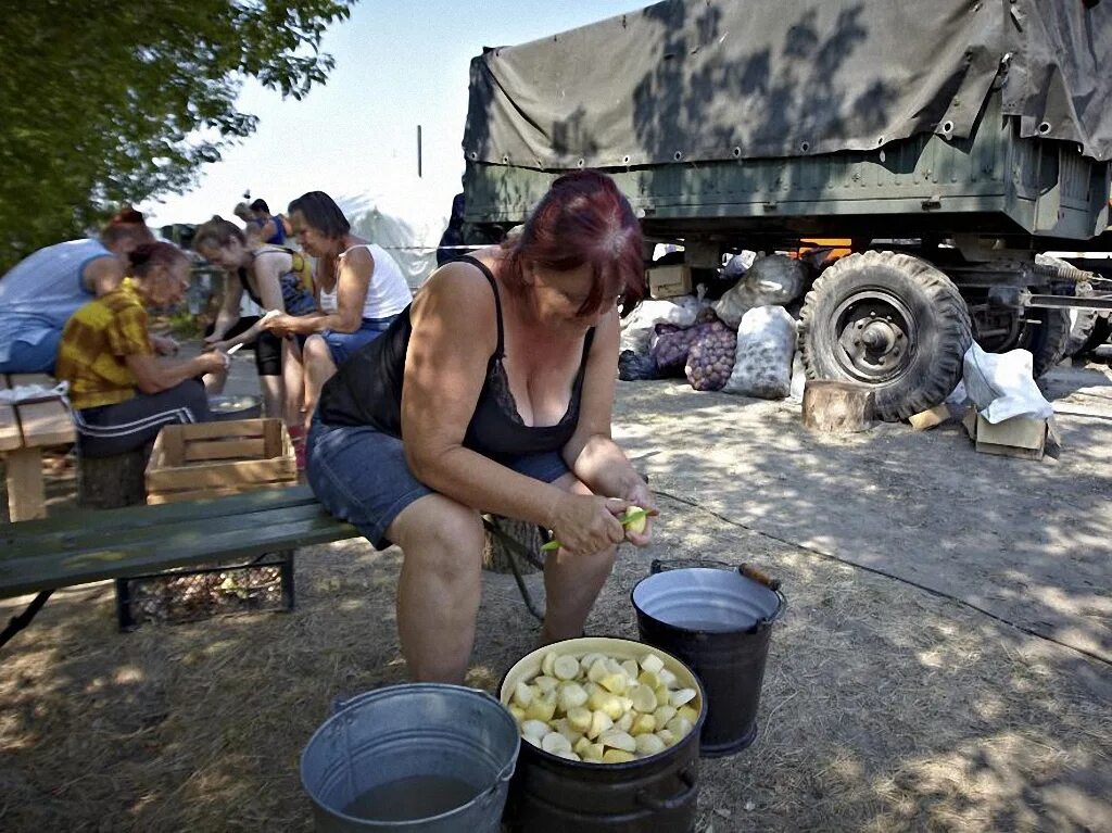 Жить на войне украине. Полевая кухня в лагере беженцев. Украина жизнь простых людей. Узбекистан жизнь простых людей.