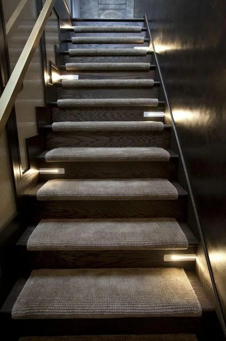 Подсветка лестницы. Лестница с ковровым покрытием. Лестница из ковролина. Ковролин на лестницу.