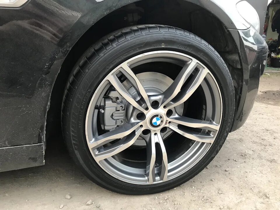 Суппорта f10. Суппорта на бмв ф10. покраска суппортов bmw f10. суппорта m5 f10. bmw f30 покраска суппортов.