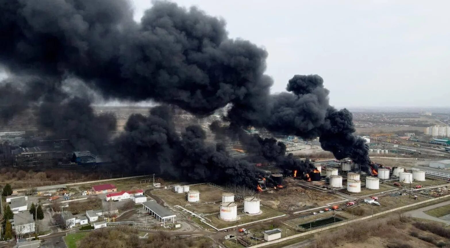 Взрыв нефтебазы в Белгороде. Атака на нефтебазу в Белгороде. Пожар на нефтебазе в Белгороде. Белгород вертолеты Нефтебаза взрыв.
