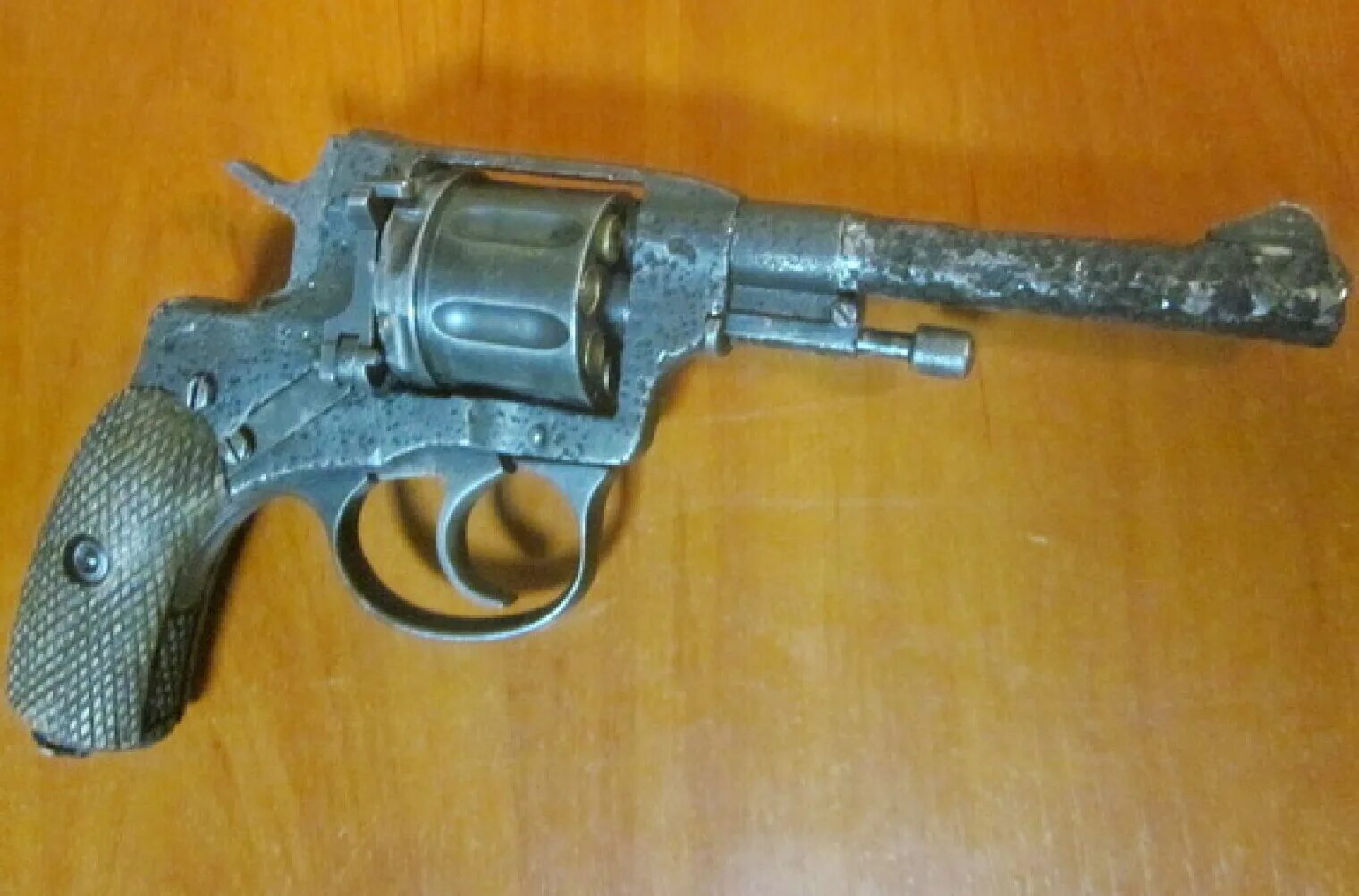 Револьвер nagant m1910. Кольт 1895 револьвер. Дульный револьвер. Наган м1895. Заряжает револьвер.