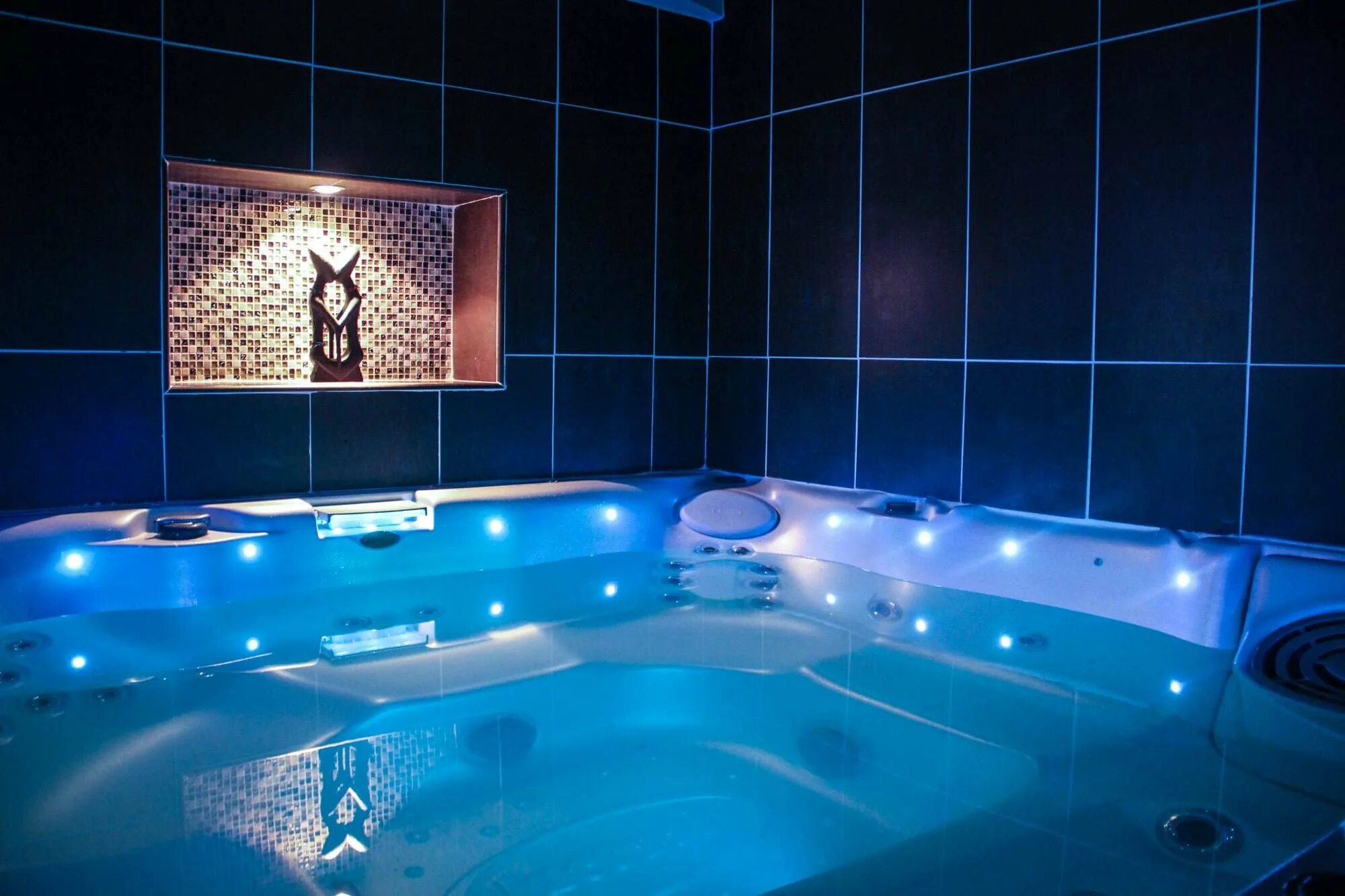Красивые джакузи. Ванная комната с бассейном. Джакузи с подсветкой. Большая ванная с джакузи. Большие ванны бассейны