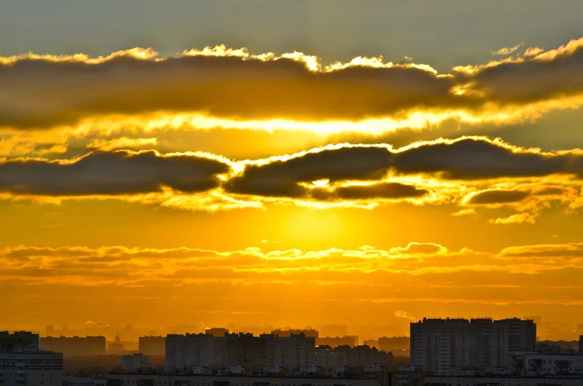 желтое небо в челябинске. небо вечернее желтое. желтое небо на улице. желтое небо ночью. желтое небо после дождя.