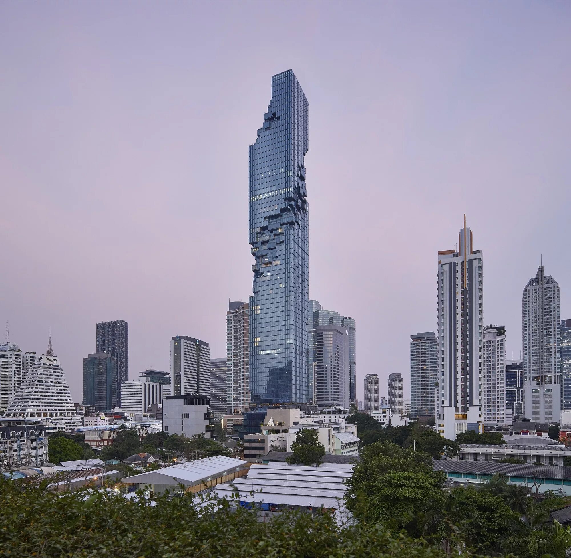 Маханакхон Тауэр. MAHANAKHON В Бангкоке. Пиксельный небоскреб MAHANAKHON. Здание Маханакхон Бангкок.