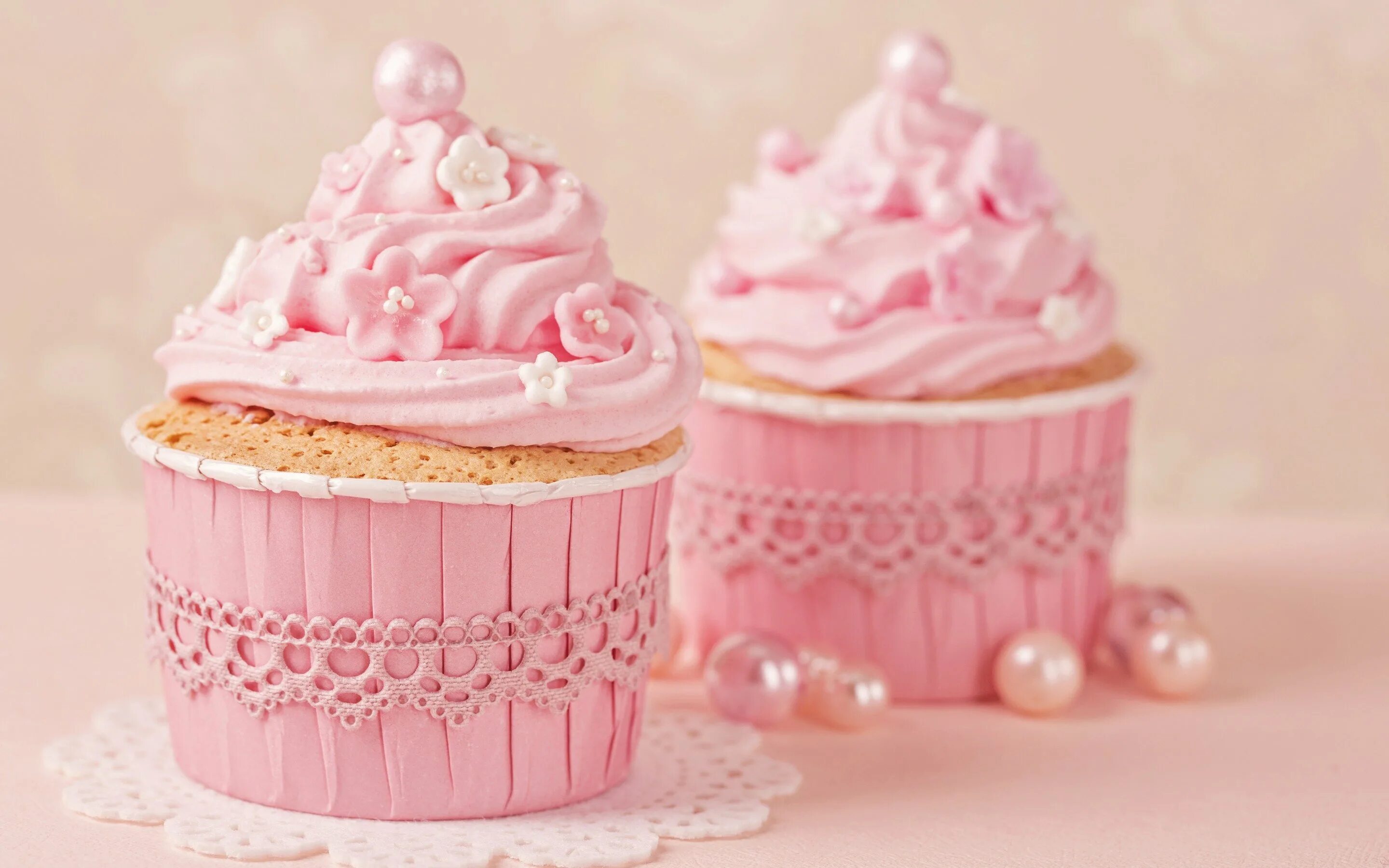 Розовые картинки. Розовые пирожные. Сладости розовый. Розовый крем.