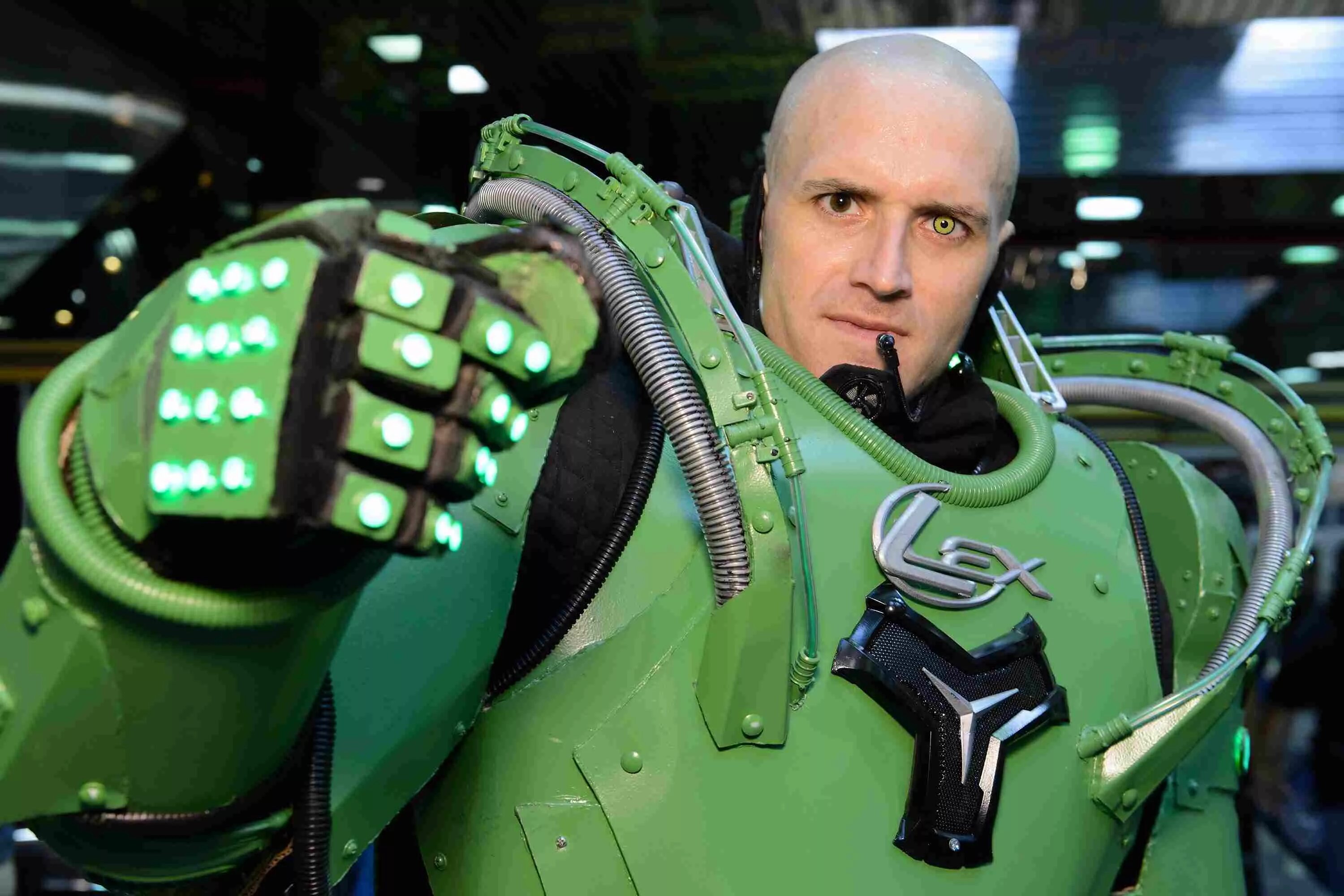 Реймонд робинсон зеленый человек фото. Lex Luthor Cosplay. Зеленый человек. Супер злодей с зелеными глазами.