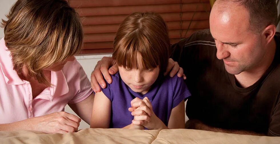 Переспать со своим отцом. Девочка спит с папой. Девушка с пожилым мужчиной. Родители за детей. Утешение подростка.