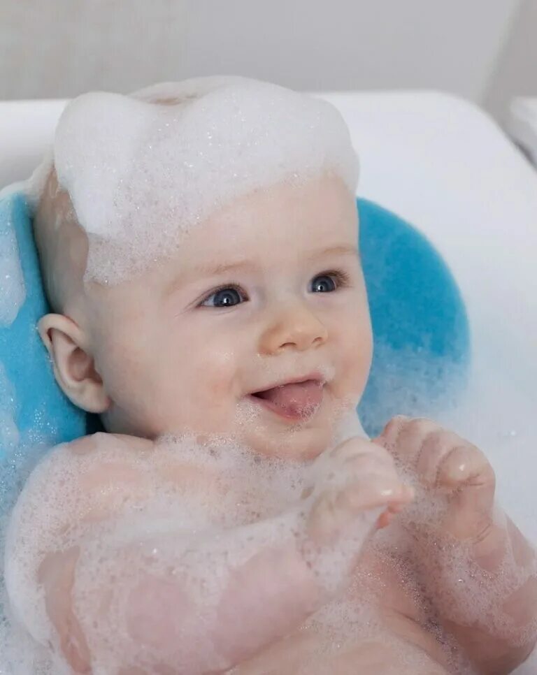Малыш купается. Купание младенца. Малыш в ванной. Младенец в ванной.