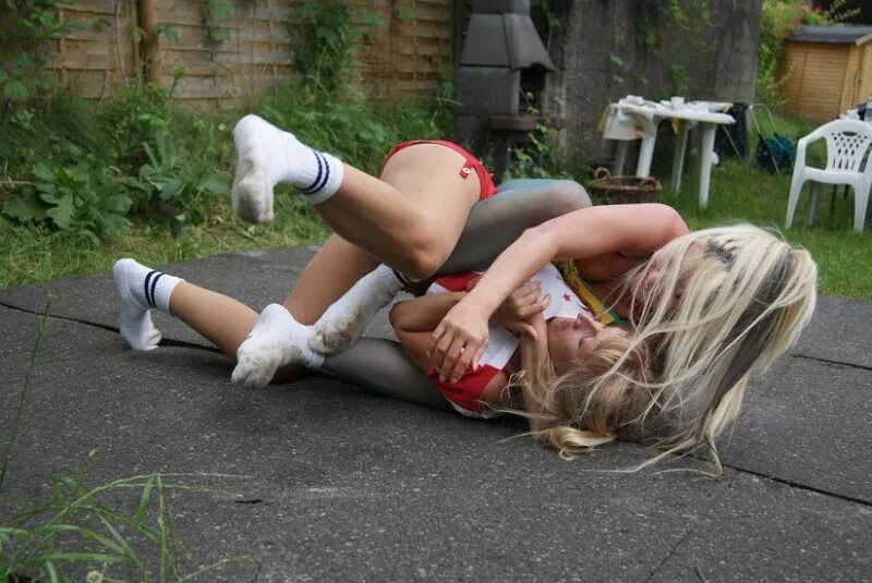 женская драка за волосы. драка девушек за волосы. две девушки дерутся. драка девушки с девушкой. женщины дерутся на улице.