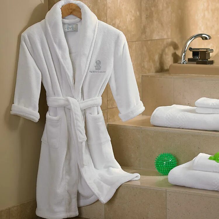 Махровые халаты больших размеров. Махровые халаты Ritz Carlton. Халат махровый otel белый.l. Халат в ванной. Халаты для гостиниц.