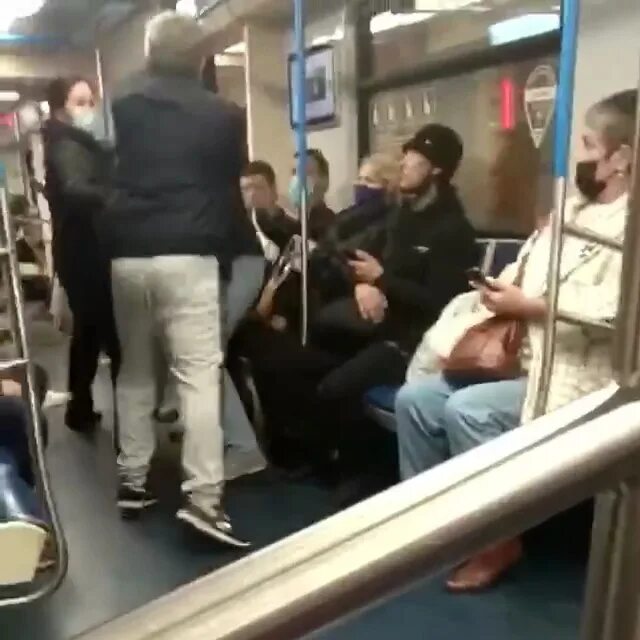 Нападение в метро. Избили в Московском метро. Нападение дагестанцев в метро. Буйные подростки в метро.
