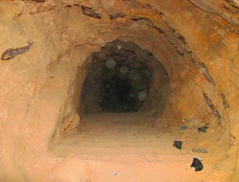 Прокопать туннель. Подземный тоннель. Лаз подземный ход. Древние подземные тоннели. Подземный тоннель вырытый.