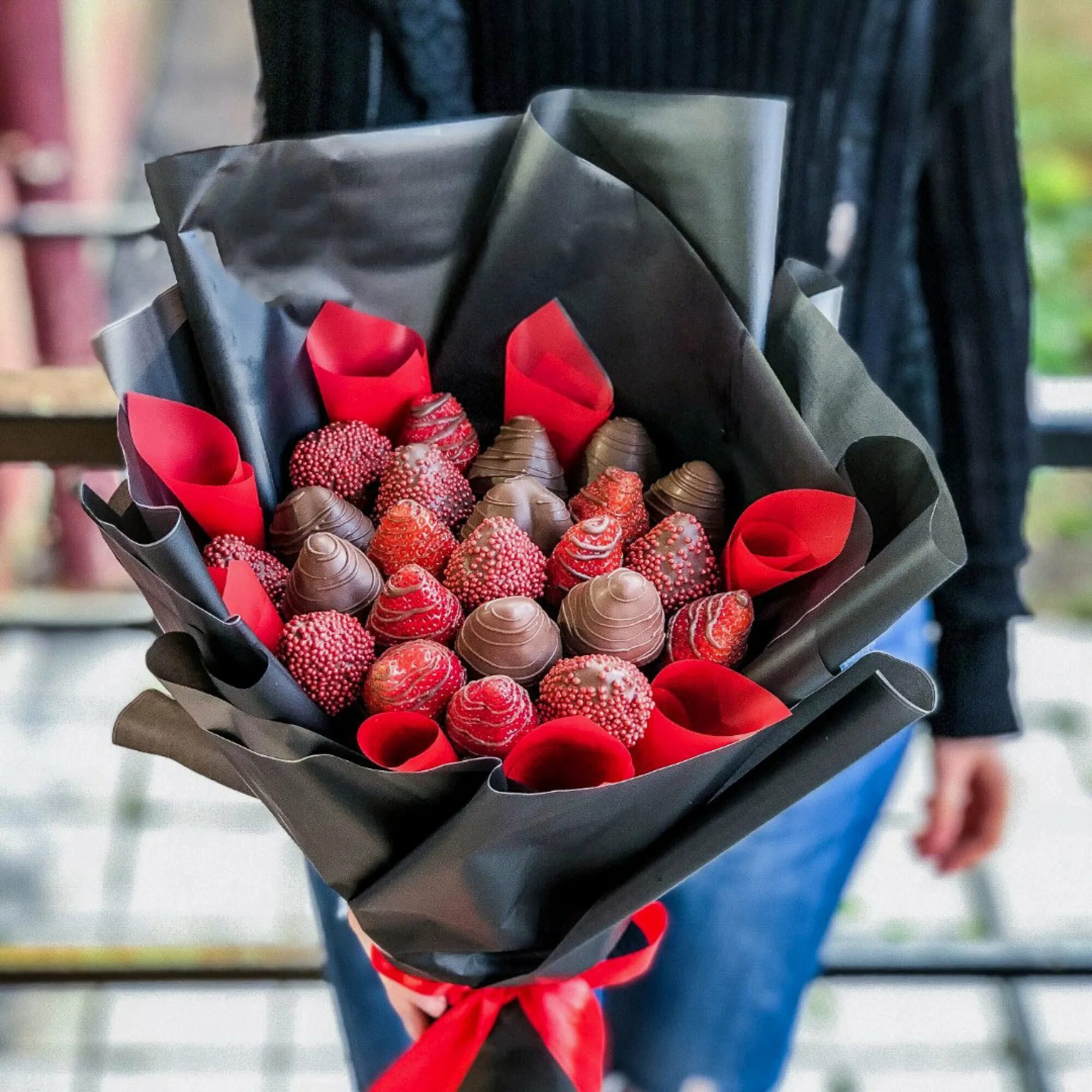 маленький букет из клубники в шоколаде. недорогие букеты из клубники в шоколаде. букет из шоколадной клубники. сладкий букет из клубники в шоколаде. сладкий букет.