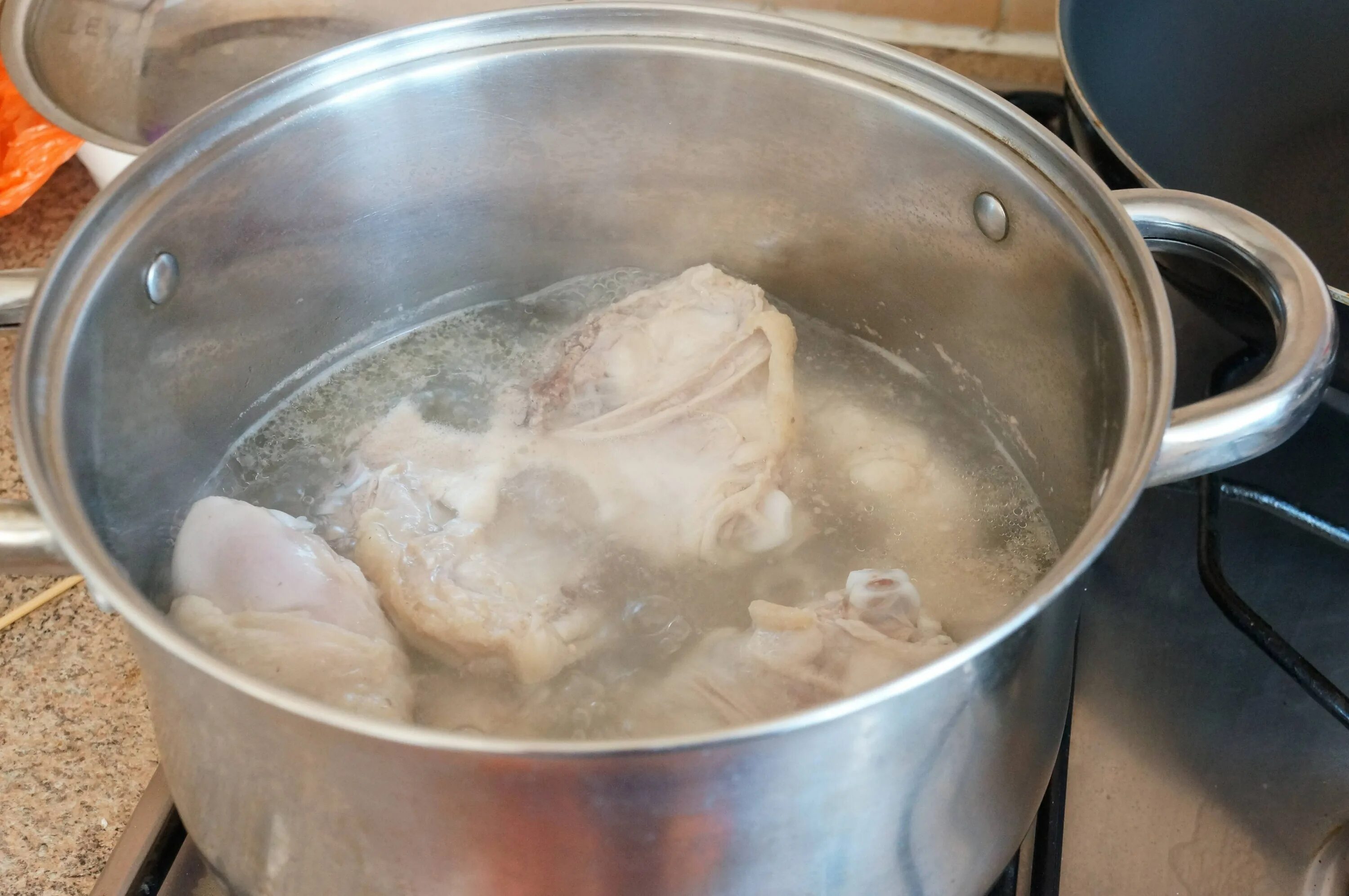 Сколько варить филе для супа. Курица в кастрюле. Отварная курица в бульоне. Бульон с курицей. Суп в кастрюле.