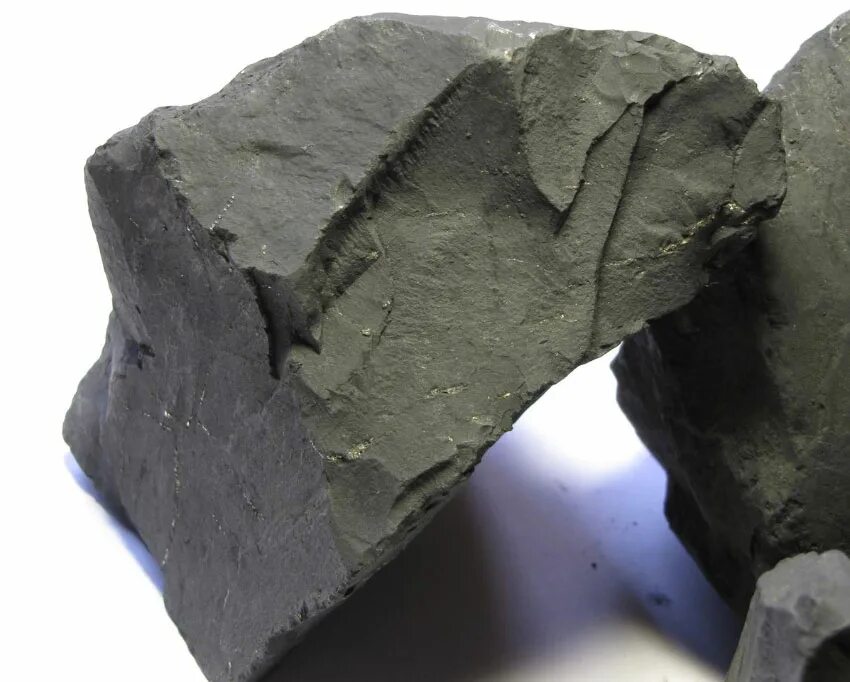 Какой еще декоративный минерал кроме шунгита промышленно. Камень Карелии шунгит. Минералы в Карелии шунгит. Шунгит черный минерал. Камень из Карелии шунгит.