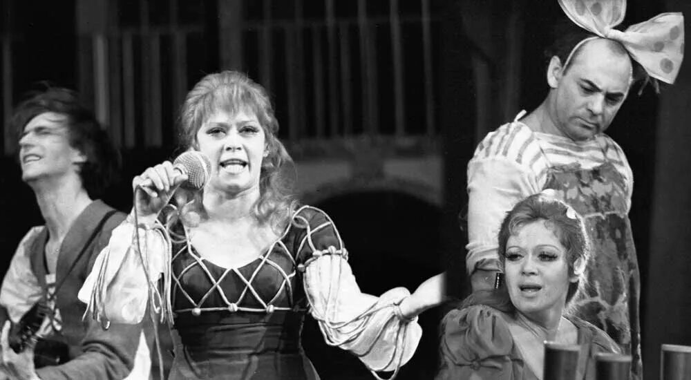 Леонид дьячков укрощение строптивой. Алиса фрейндлих театр ленсовета. Алиса фрейндлих в спектакле укрощение строптивой. Укрощение строптивой фрейндлих. Укрощение строптивой алиса фрейндлих 1973 театр.