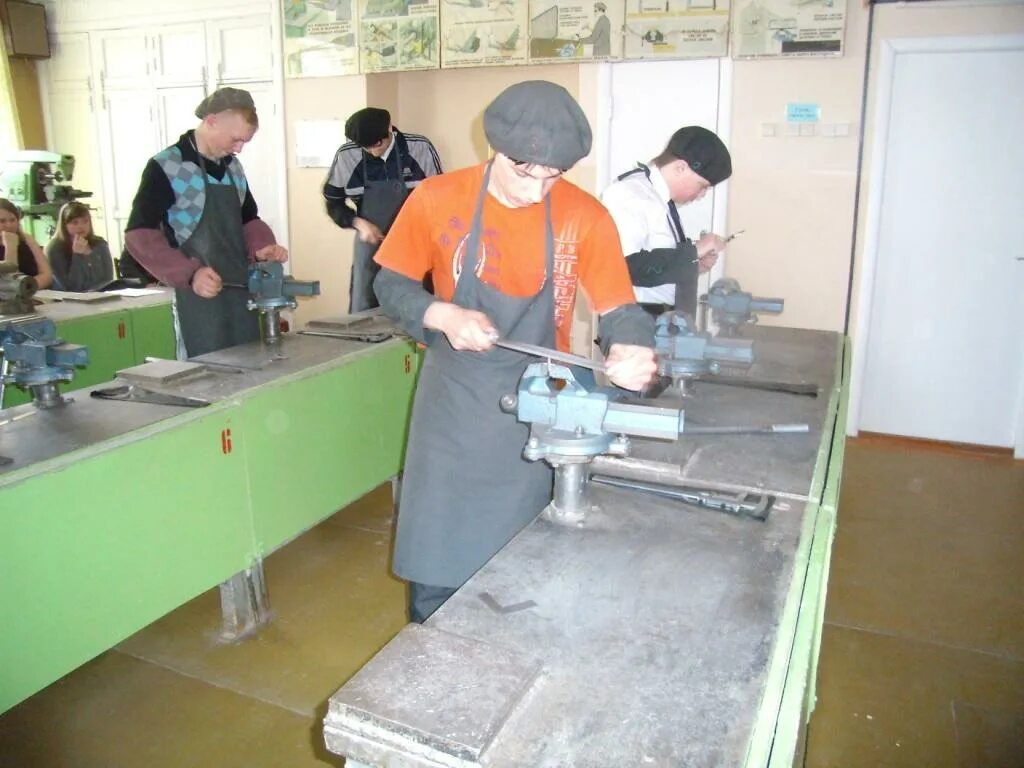 ручной сверлильный инструмент слесарное дело. слесарные работы. слесарная обработка металла. слесарь ремонтник. слесарь.