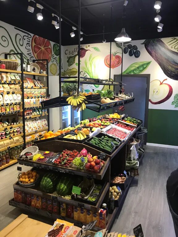 Фруктовый магазин москва. Овощной магазин. Овощи фрукты сухофрукты магазин. Полки для овощей и фруктов для магазина своими руками. Фруктовый магазин.