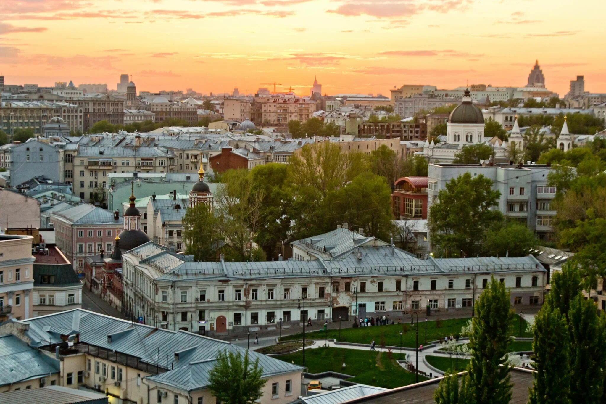 Хитровка сейчас. Хитровская площадь в Москве. Хитровка Москва. Улица Хитровка в Москве. Хитровка в Москве сейчас.