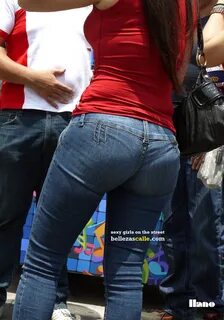 chicas nalgonas en jeans marcando tanga.