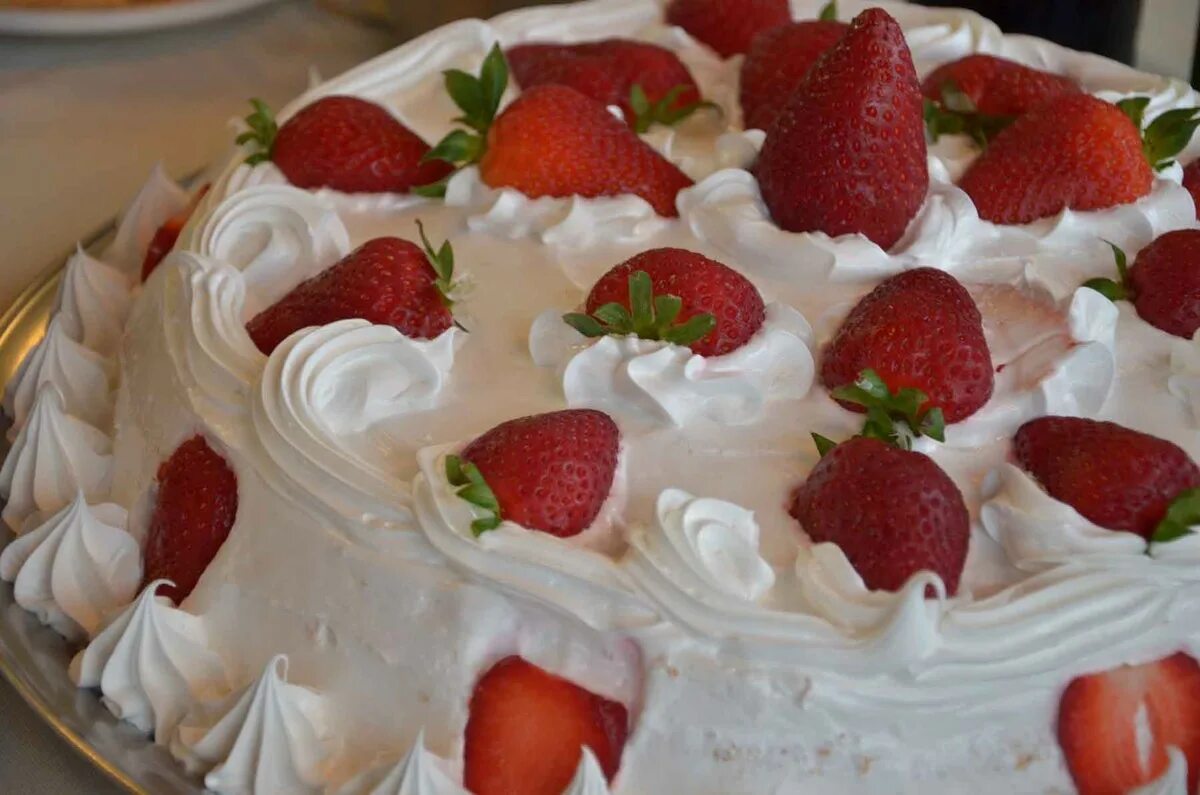 Бисквит со сливочным кремом. Бисквитный торт "земляничный". Сливки для торта. Рецепт со сливками 10. Трайфл наполеон.