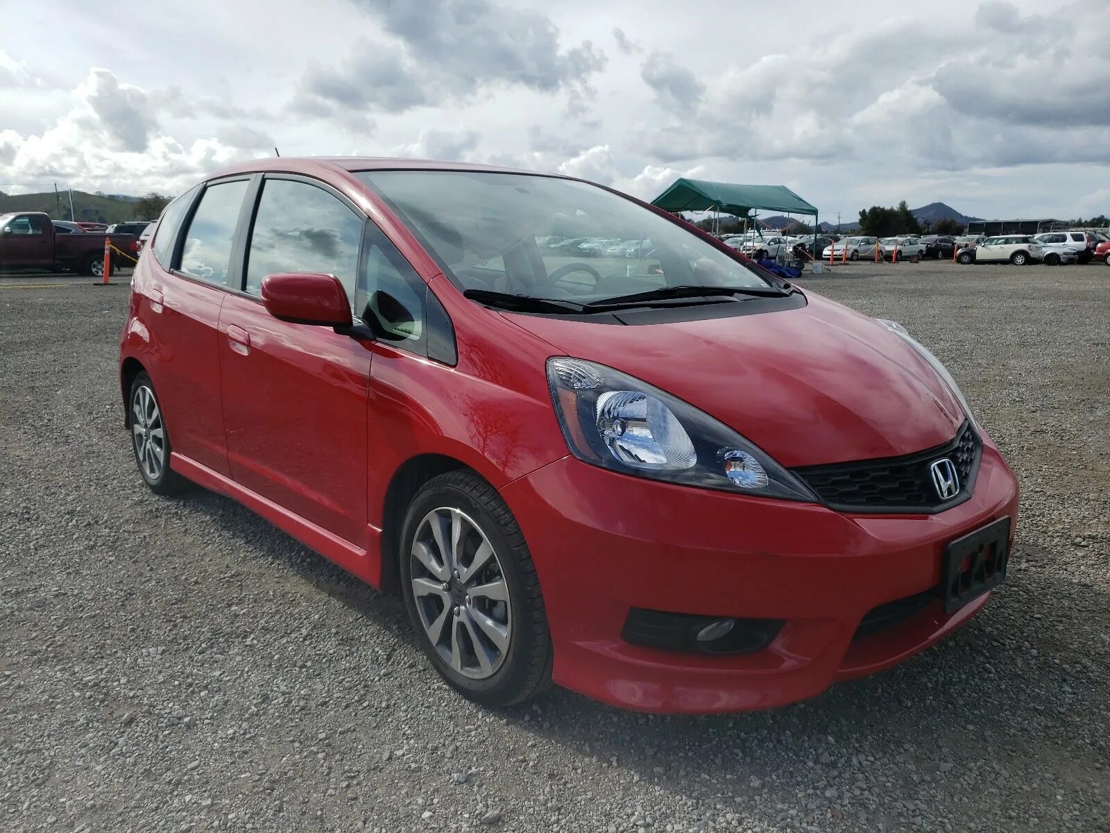 Машина Honda Fit 2013. Хонда фит 2013 года. Хонда фит 2013 американец.