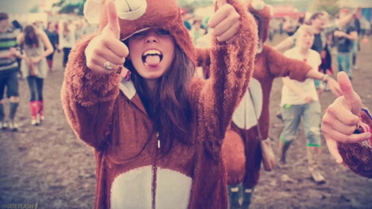 If get she be happy. Девушка в костюме медведя. немного сумасшедшая. все люди немного сумасшедшие. happy ава.
