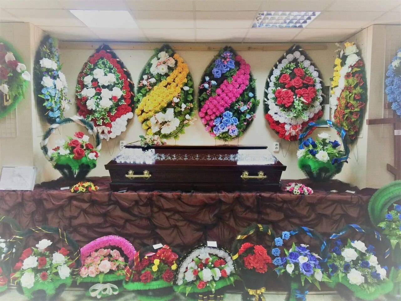 похоронный дом ими. ритуальные услуги перезахоронение. акрополь томск ритуальные услуги. военные венки ритуальные. похоронное бюро новосибирск.