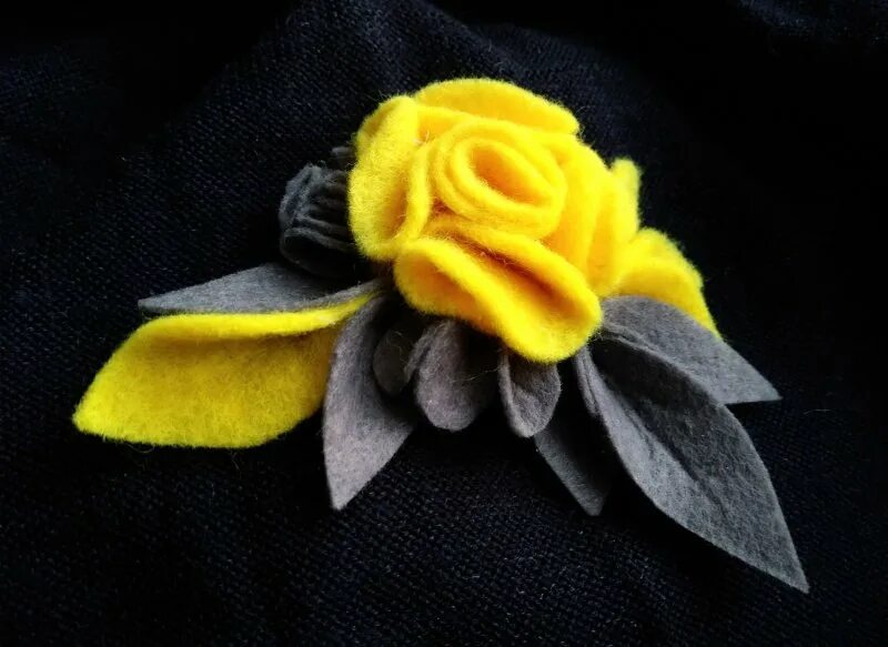 Брошь из фетра. Фетровые броши. Брошь цветок из фетра. Брошь из фетра в виде цветка. Брошь цветок из фетра.
